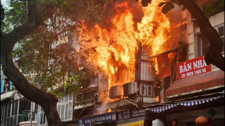 Căn nhà trên phố cổ Hà Nội bốc cháy ngùn ngụt, người dân hoảng loạn tháo chạy