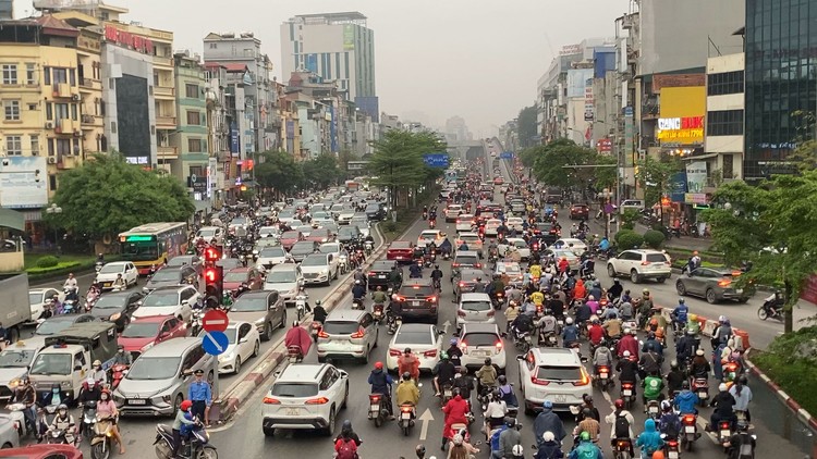 Muôn kiểu vi phạm giao thông tại Hà Nội giờ cao điểm