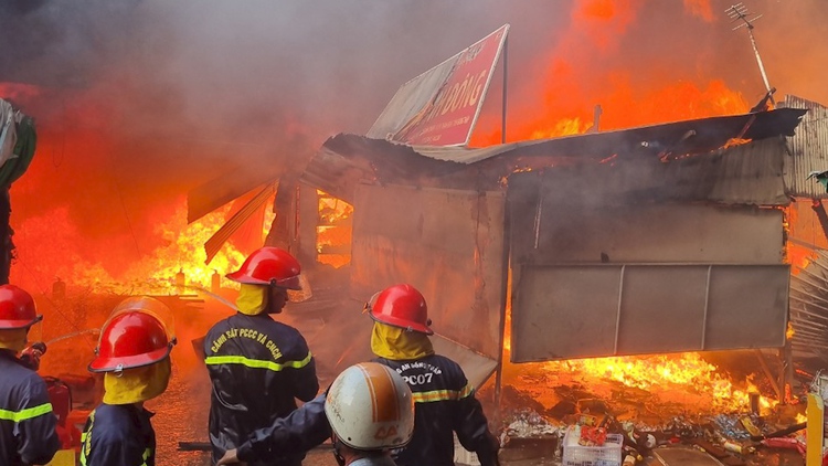 Kinh hoàng cảnh lửa hung bạo ‘nuốt chửng’ nhiều ki ốt trong vụ cháy chợ Bình Thành