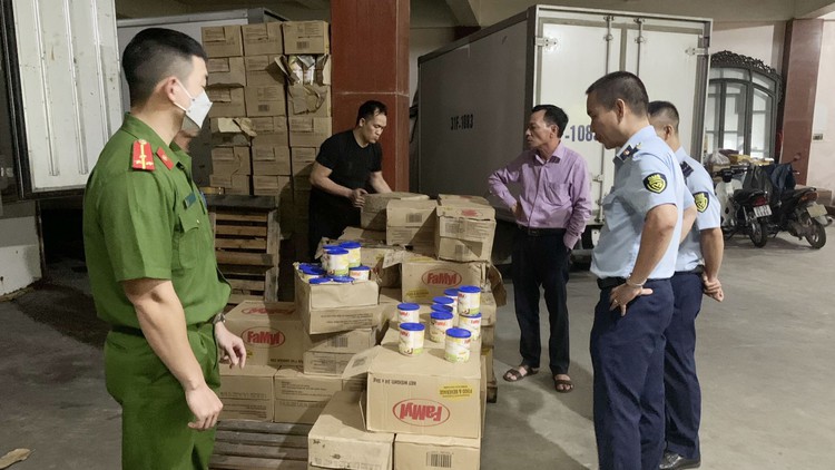 Bên trong kho ‘khủng’ chứa 30.000 que kem hết hạn sử dụng ở Hà Nội