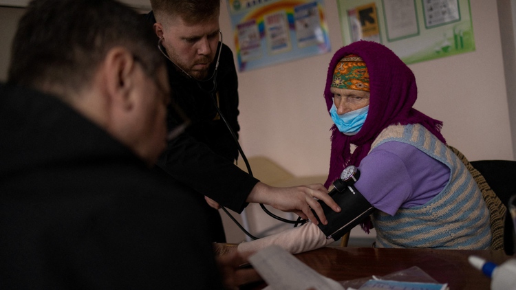 Giữa chiến sự, người dân vùng xung đột Ukraine vất vả tìm bác sĩ