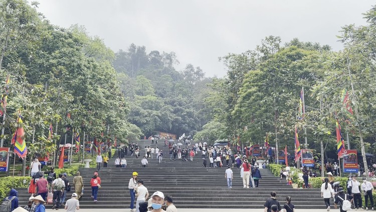 Người dân đổ về Khu di tích lịch sử Đền Hùng chờ dự lễ