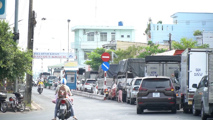 Ô tô 'rồng rắn' vì ùn ứ gần phà Đình Khao ngày đầu nghỉ lễ