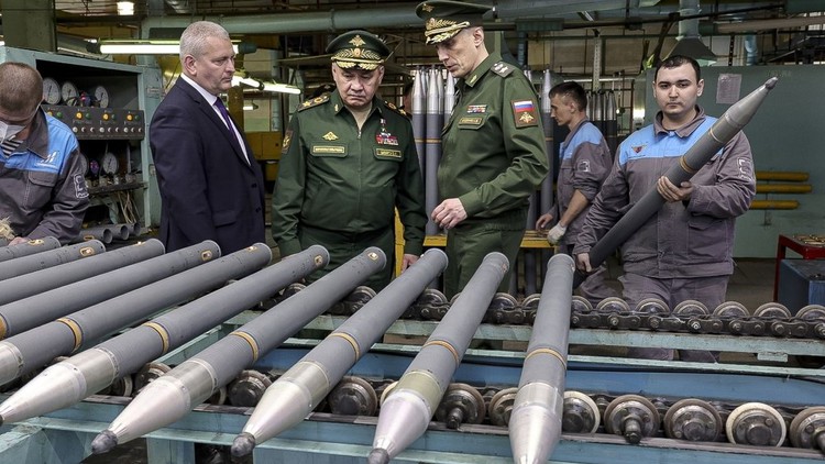 Bộ trưởng Shoigu nói sản xuất đạn dược Nga tăng đáng kể, gồm đạn chính xác cao