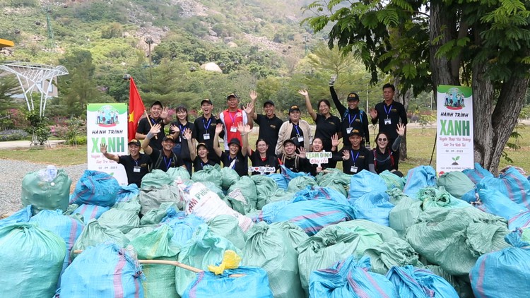 Vượt trăm cây số, nhặt 150 bao rác từ núi Bà Đen mang về