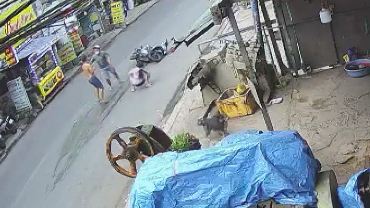 Bắt nghi phạm trộm điện thoại, kéo lê cháu bé 13 tuổi trên mặt đường