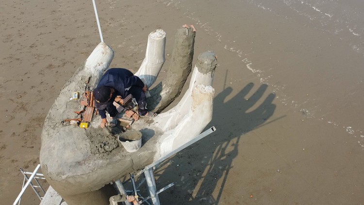 Ngỡ ngàng 5 bàn tay xuất hiện trên bãi biển Hải Tiến