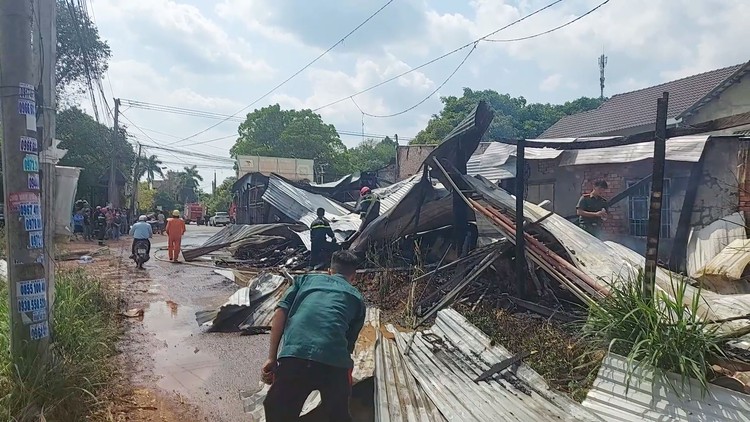 Bình Phước: Lửa lớn thiêu rụi căn nhà trong khu dân cư