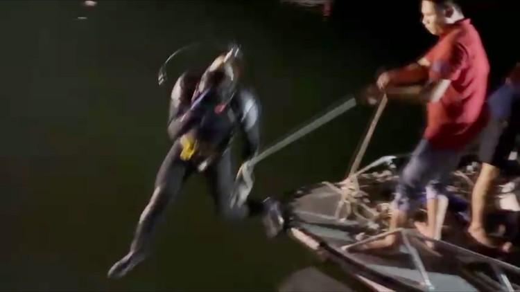 Cận cảnh thợ lặn tìm kiếm nạn nhân vụ rơi trực thăng khi đang chở khách ngắm cảnh Vịnh Hạ Long