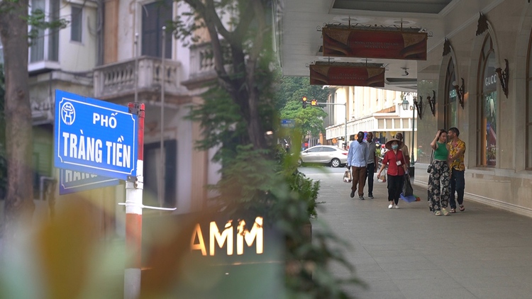 Khám phá tuyến phố đắt đỏ, có mái che vỉa hè duy nhất ở Hà Nội