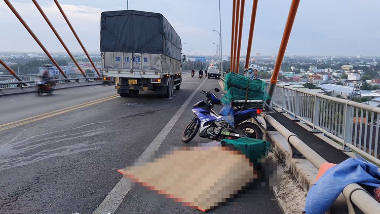 Tai nạn giao thông trên cầu Rạch Miễu, người giao gà tử vong