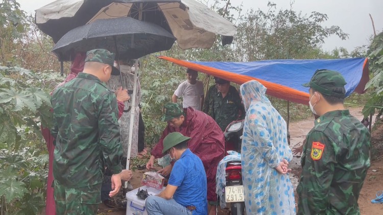 Bắt 2 người lợi dụng mưa to để vận chuyển ma túy qua biên giới