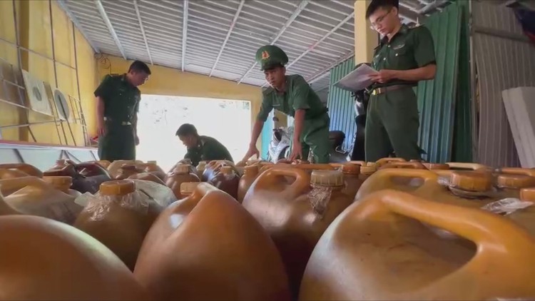 Bộ đội biên phòng Quảng Ngãi bắt giữ hơn 1.000 lít dầu D.O không rõ nguồn