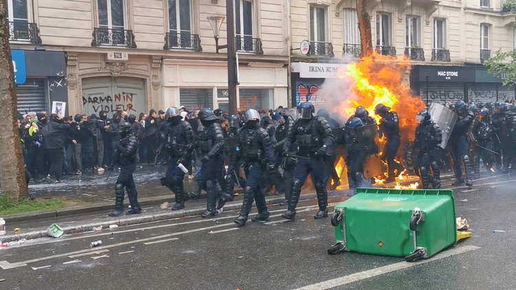 Cảnh sát bị ném bom xăng trong biểu tình chống cải cách lương hưu ở Pháp
