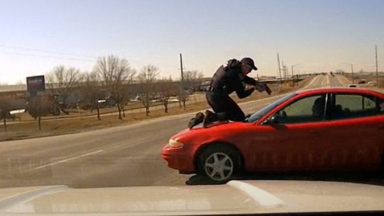Cảnh sát Mỹ phải bám nóc xe khi nghi phạm bỏ chạy