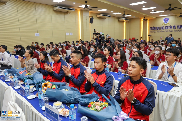 Sau 5 HCV SEA Games 32, tuyển aerobic Việt Nam về nước giao lưu với sinh viên
