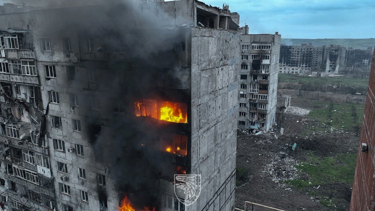 Nga tháo gỡ bom mìn ở Bakhmut, Ukraine nói tiếp tục khoét vào hai sườn