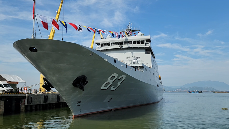 Cận cảnh tàu hải quân Trung Quốc cập bến thăm TP.Đà Nẵng