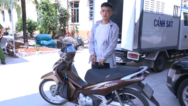 Thuê người chở từ Bến Tre đến Tiền Giang để trộm cắp xe máy