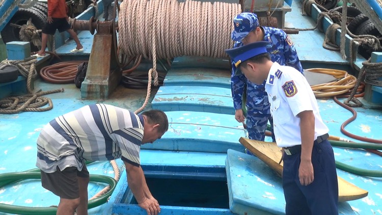 Cảnh sát biển bắt tàu cá chở 150 ngàn lít dầu DO không rõ nguồn gốc