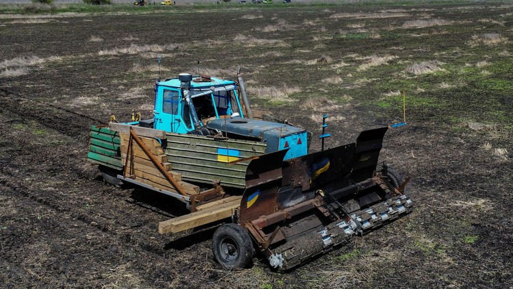 Máy kéo gắn giáp xe tăng Nga giúp nông dân Ukraine rà bom mìn