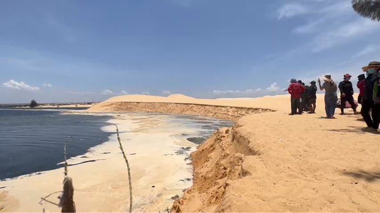 Lạ lùng đồi cát nổi tiếng ở Bình Thuận bỗng dưng sạt lở xuống Bàu Bà