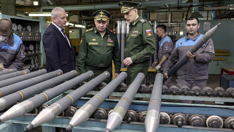 Bộ trưởng Shoigu đặt áp lực lên công nghiệp quốc phòng, Nga có thiếu vũ khí?
