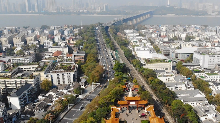 Thành phố Vũ Hán đòi công ty địa phương trả nợ vì ngân sách khó khăn