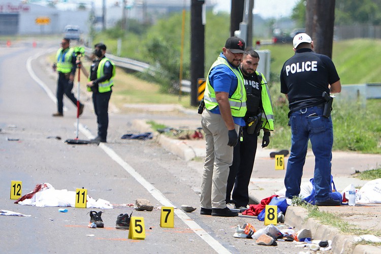 Lao xe lên vỉa hè đâm chết 7 người ở Texas