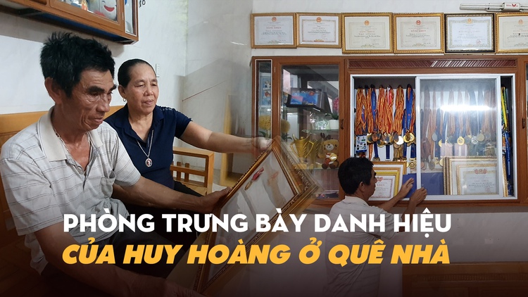 'Rái cá' Nguyễn Huy Hoàng từ lời kể của cha: Tuổi thơ bơi dọc sông Gianh cào hến