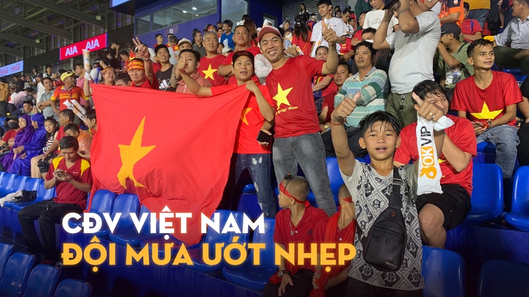 CĐV đội mưa tầm tã cổ vũ trận U.22 Việt Nam tranh vé vào bán kết