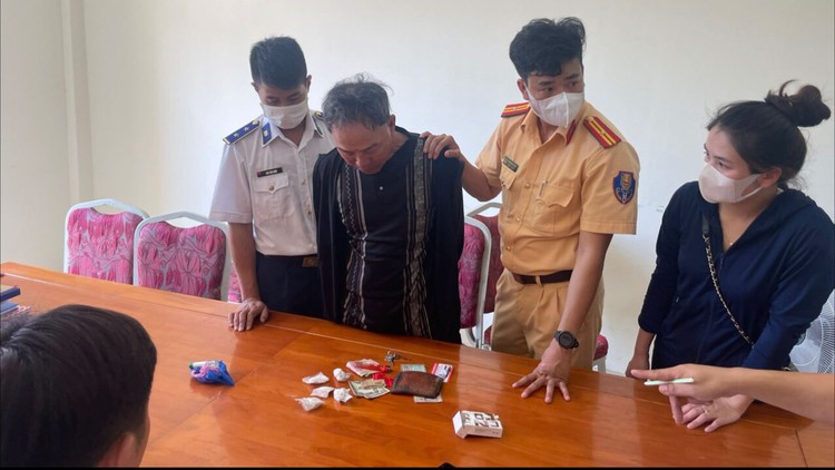 Cảnh sát biển bắt ông lão 76 tuổi vận chuyển ma túy từ đất liền ra đảo