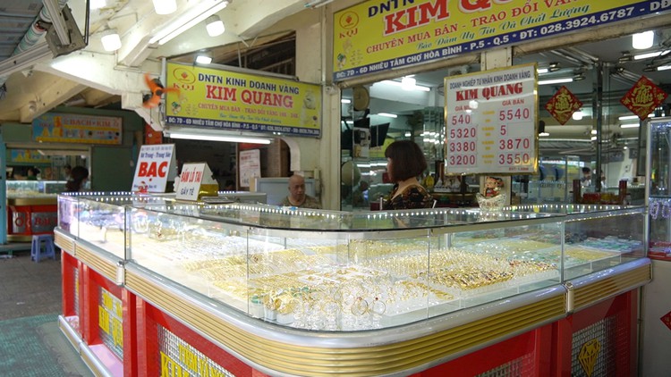 Người Việt Nam bớt ‘mê’ vàng: Chủ tiệm phải bán online ngay trên con đường vàng bạc