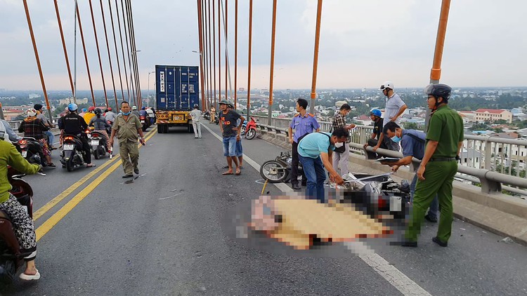 Tai nạn giữa 3 xe, giao thông trên cầu Rạch Miễu tê liệt
