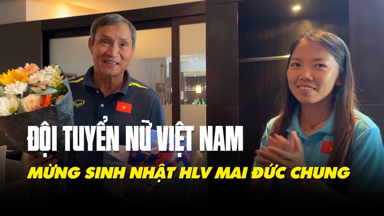 Các nữ tuyển thủ Việt Nam hát mừng sinh nhật HLV Mai Đức Chung ở nước Đức