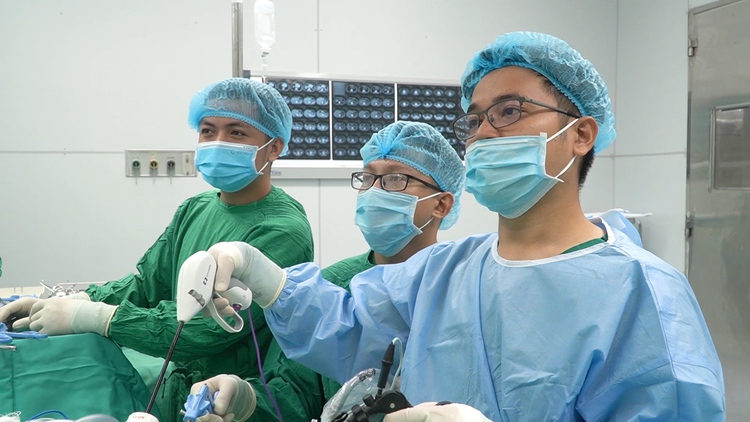 Việt Nam lần đầu tiên điều trị ung thư thận bằng phẫu thuật nội soi