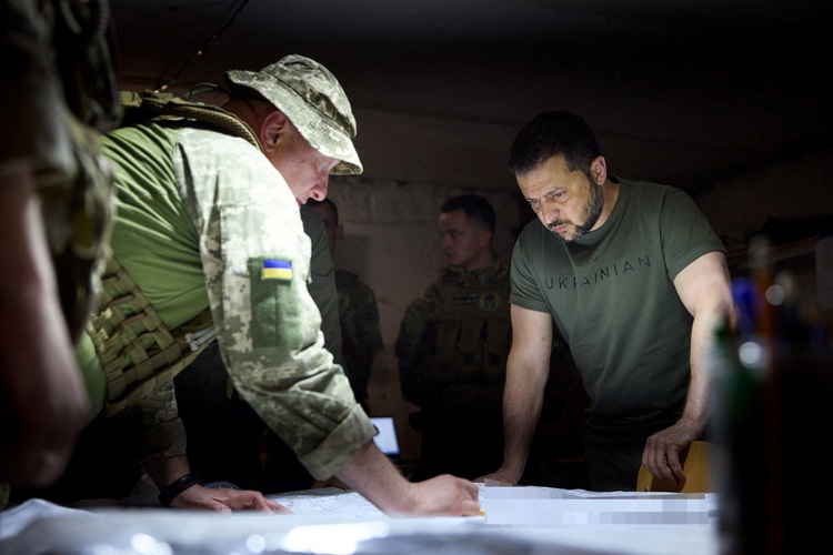 Tổng thống Ukraine thăm binh sĩ tiền tuyến, 'vui sướng' vì tiến triển khắp mặt trận