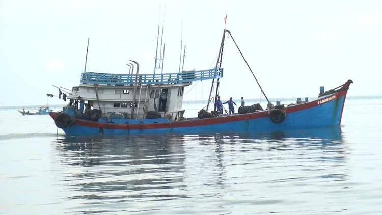 Điều tra tàu cá vận chuyển trái phép gần 60.000 lít dầu DO
