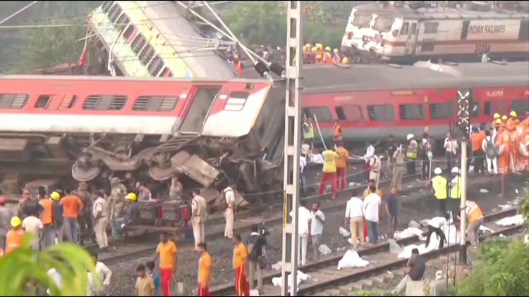 Tai nạn xe lửa thảm khốc, hàng trăm người thiệt mạng ở Ấn Độ