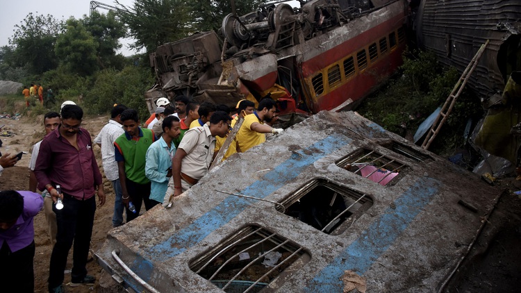 Gần 300 người chết, hàng trăm xe cứu thương ở hiện trường vụ đâm tàu lửa Ấn Độ