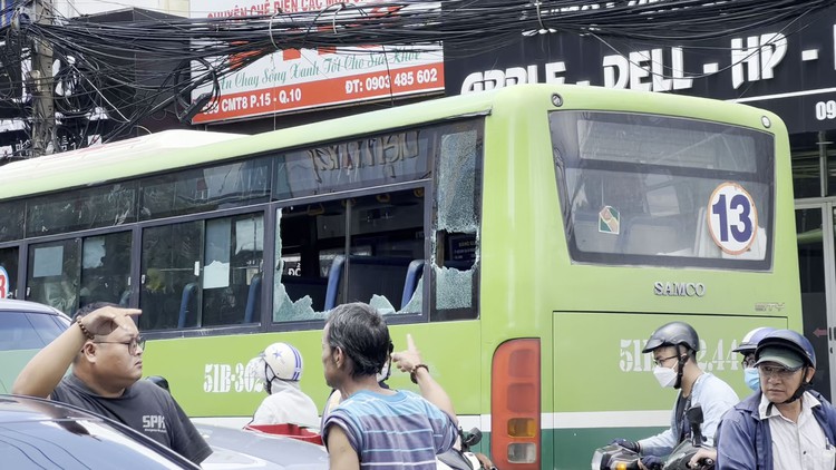 Tai nạn liên hoàn trên đường Cách Mạng Tháng Tám