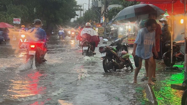 Nhiều tuyến đường ở TP.Thủ Đức ngập sâu do mưa lớn