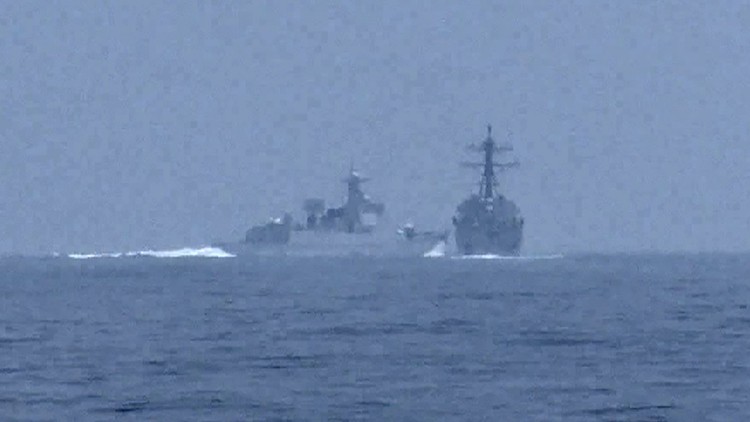 Khoảnh khắc 'áp sát không an toàn' giữa chiến hạm Trung Quốc, Mỹ ở eo biển Đài Loan