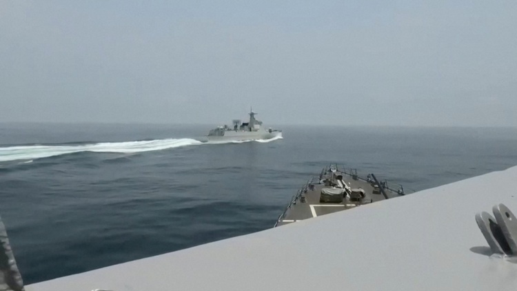 Mỹ thêm video tàu Trung Quốc cắt mũi tàu Mỹ, hai bên tiếp tục đấu khẩu
