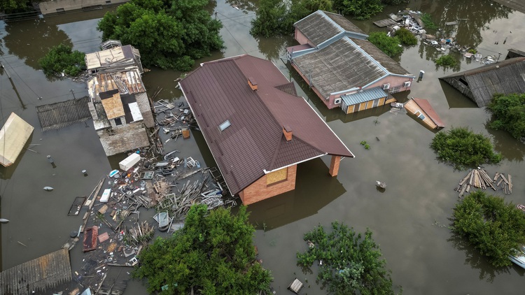 Lụt nặng sau khi đập nước Kakhovka vỡ, người dân đối mặt nhiều nguy cơ mới