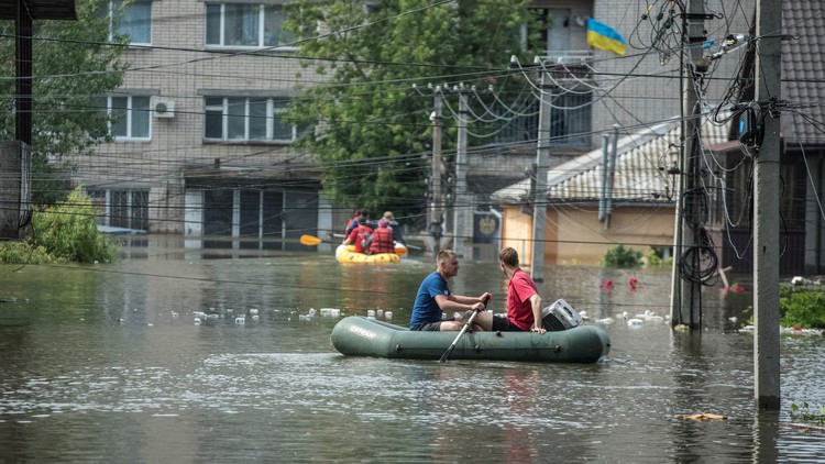 Mìn trôi dạt trong trận lụt sau vỡ đập Kakhovka gây hiểm họa mới ở Ukraine