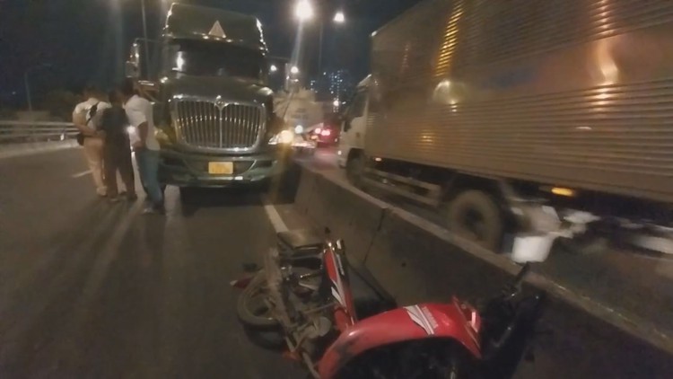 Gặp nạn vì chạy xe máy vào đường cấm trên cầu vượt Tân Thới Hiệp