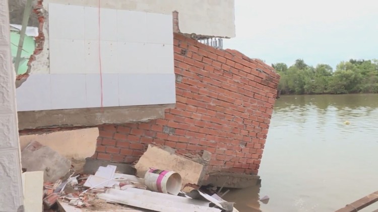 Sạt lở rạng sáng, 96 căn nhà bị sụp nứt trên sông Bạc Liêu – Cà Mau