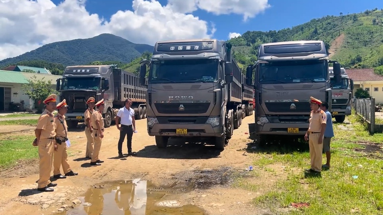 Phát hiện đoàn xe hổ vồ độ thùng, ‘thất nghiệp’ bên Lào về nước
