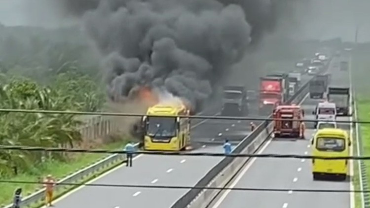 Xe giường nằm bốc cháy trên cao tốc, hành khách bỏ chạy thoát thân